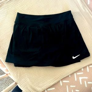 Nike tennis skirt: slim fit, with builds in shorts, size sm